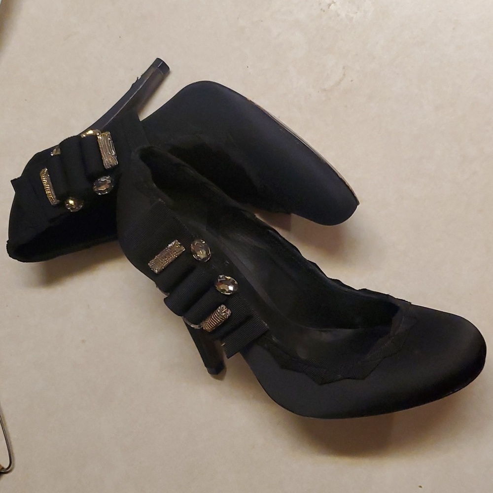 Tory Burch black satin pump with studded embellishments. Size 8